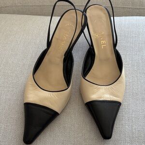 CHANEL Black and Cream cap toe - vintage classic kitten heel Slingbacks